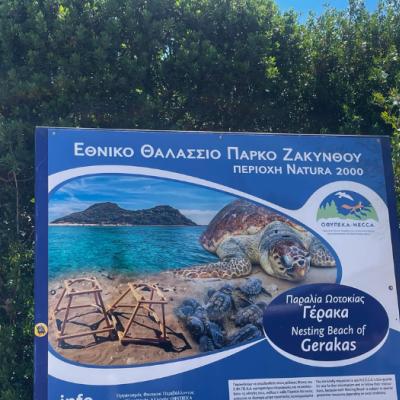 Tabuľa s korytnačkou s označením kde hniezdia korytnačky.