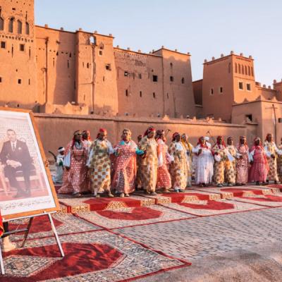 Marocké ženy spievajú pri pevnosti v Ouarzazate v Maroku.