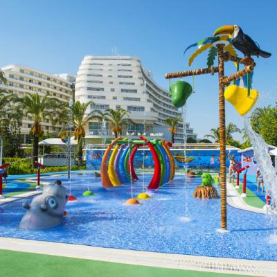 Vodný svet a hotelová budova Miracle Resort.