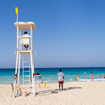 Pláž a ľudia pred hotelom Jaz Almaza Beach.