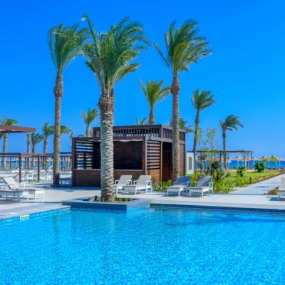 Bazén a exteriér reštaurácie hotela Jaz Costa Mares v Marsa Alam.