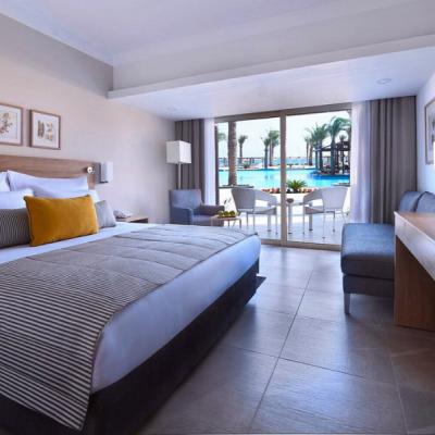 Dvojlôžková izba s výhľadom na bazén hotela Jaz Costa Mares v Marsa Alam.