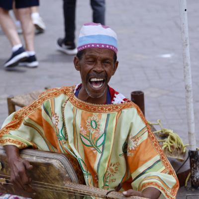 Marocký spevák na gitare v Marrákeši.