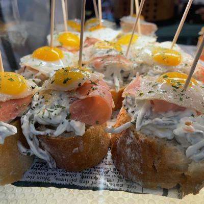 Jednohubky - pintxos - chlebík so šunkou, vajíčkom.