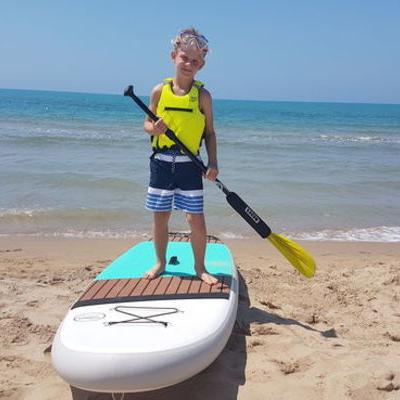 dieťa na paddleboarde