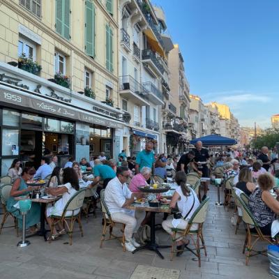 Reštaurácie s ľudmi v Cannes.