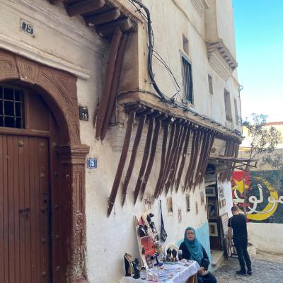 Ulička v Casbe v Alžíri.