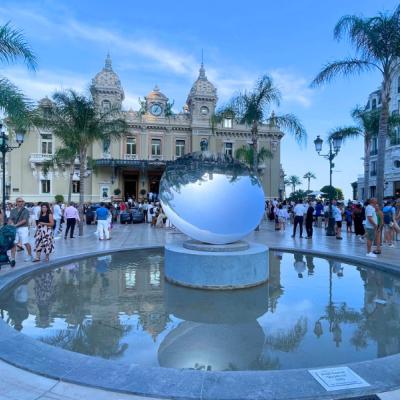 Námeste v Monte Carlo s historickými budovami a návštevníkmi.