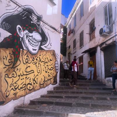 Schodisko a ľudia v Casbe v Alžíri.