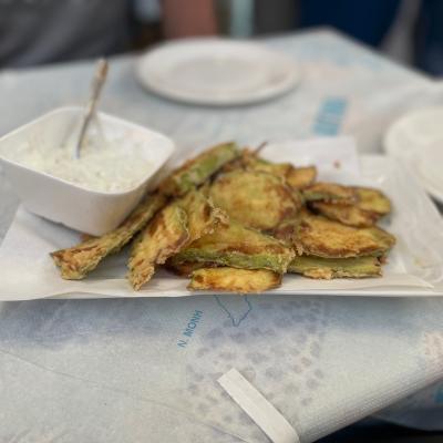 Vyprážané cukety a tzatziki.