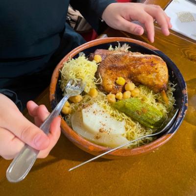 Alžírska špecialita - rezance, zelenina a pečené kura.