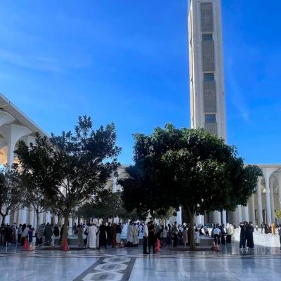 Otvorené nádvorie a vysoký minaret v mešite v Alžíri.