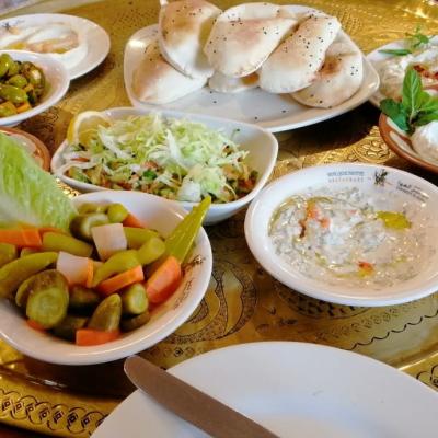 Jordánske zeleninové predjedlá na tanieri.