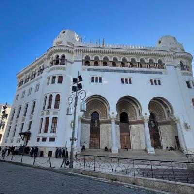 Biela budova Pošty v Alžíri.