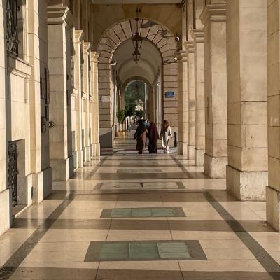 Kolonády v budovách na pobreží v Alžíri.