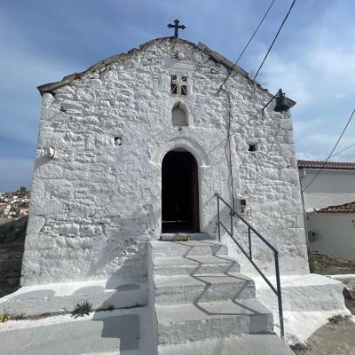 Biely kostolík na ostrove Poros.