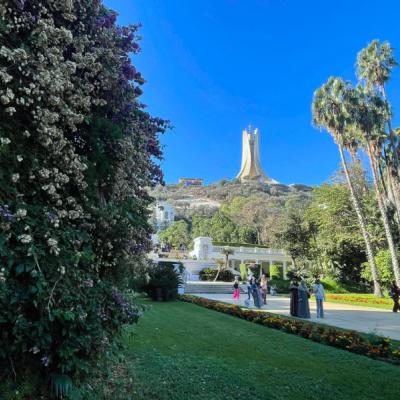 Záhrada Hamma a pohľad na Pamätník martýrov.