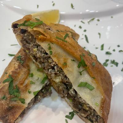 Alžírsky burek plnený hovädzým mäsom.