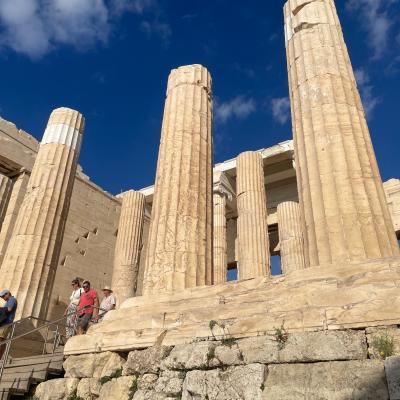 Monumentálna vstupná brána na akropolu v Aténach počas dňa s turistami.