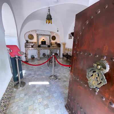 Múzeum Bardo v Alžíri s exponátmi a mohutné drevené dvere.