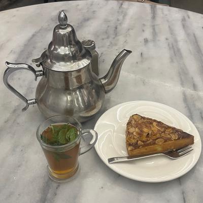 Sladký čaj a koláč.