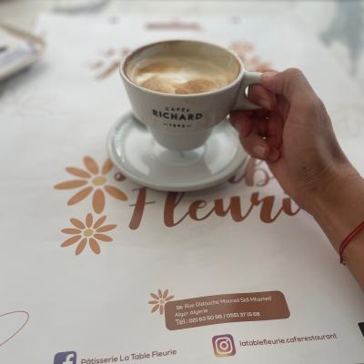 Kapučíno v kaviarni v Alžíri.