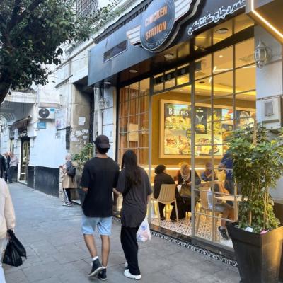 Kaviarne a chodci na ulici Didouche Mourad v Alžíri.