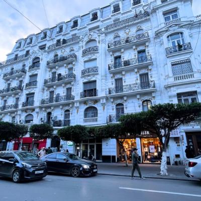 Budovy na ulici Didouche Mourad v Alžíri.