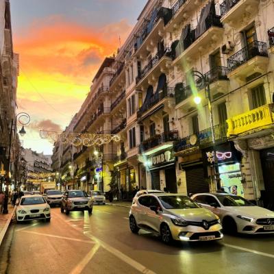 Ulica Didouche Mourad pri západe slnka v Alžíri.