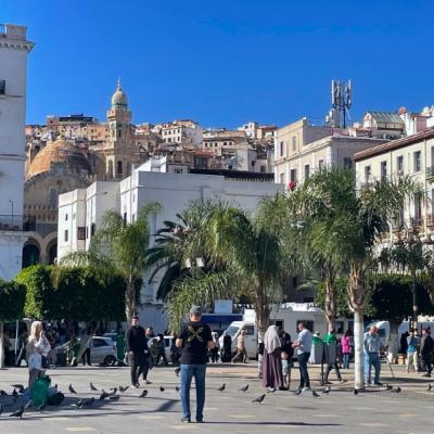 Námestie martýrov v Alžíri a ľudia.