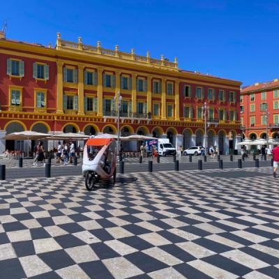 Čiernobiela dlažba a historická budova v Nice.