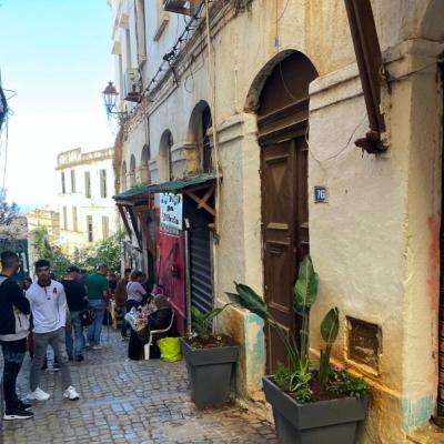 Ulička v Casbe v Alžíri.