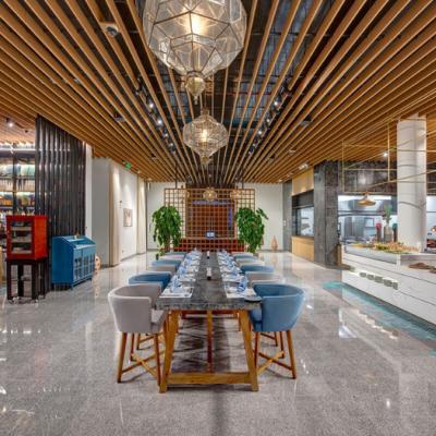 Reštaurácia so stolmi hotela Crowne Plaza Resort. Omán