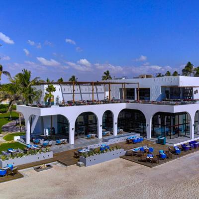 Exteriér - reštaurácia a pláž hotela Crowne Plaza Resort