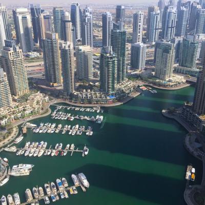 Pohľad z výšky na mrakodrapy a na prístav Marina. Dubaj.