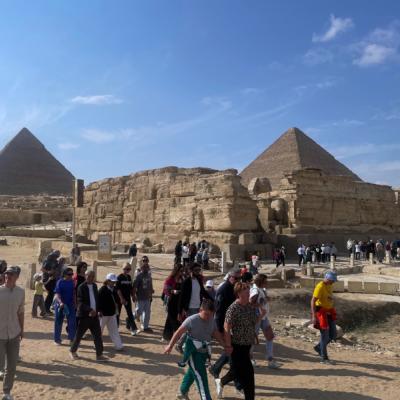 Pyramídy v Gíze počas dňa a turisti.