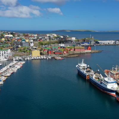 Hlavné mesto Tórshavn - s prístavom, loďami a budovami.