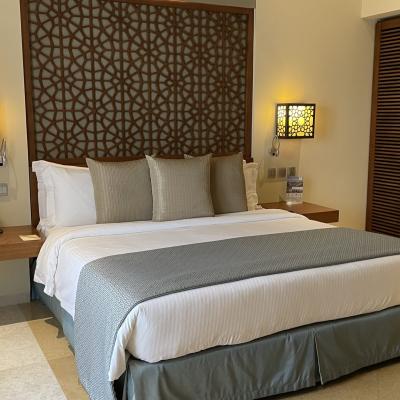 Dvojlôžková izba štýlovo zariadená s výhľadom na more v hoteli Fanar. Omán