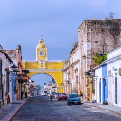 Žltá brána a farebné koloniálne domy v meste Antigua. Guatemala.