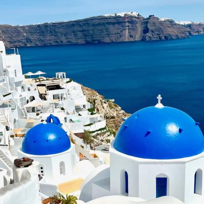Modrá kupola a biele domčeky na Santorini.