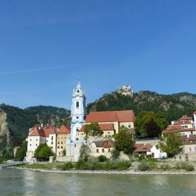 Dürnstein, rieka Dunaj a historické budovy.
