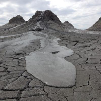 Národný park Gobustan a vytekajúce šedé bahno. Azerbajdžan.