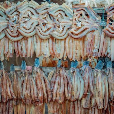 Visiace ryby na trhu v Kambodži.