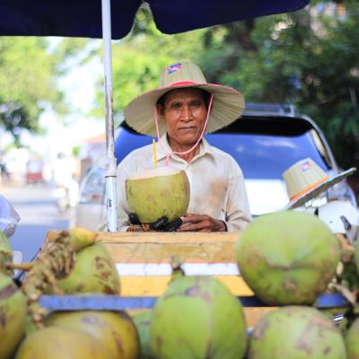 Muž predávajúci čerstvé kokosy.