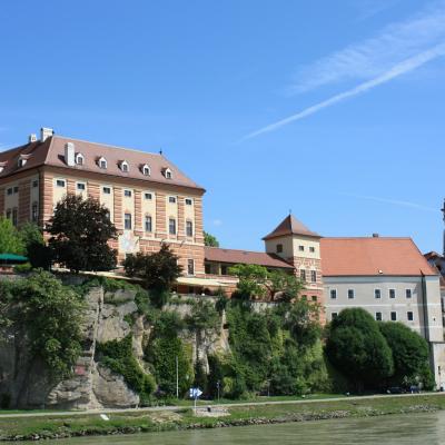 Dürnstein, rieka Dunaj a historické budovy.