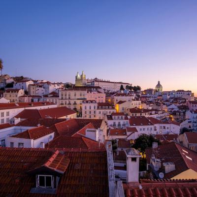 Červené strechy v Lisabone a rieka Tejo v pozadí.