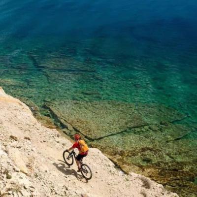 Bicyklista na ostrove Pag.