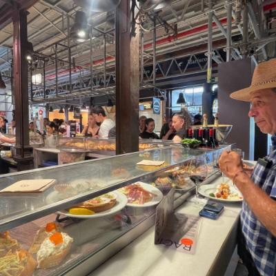 Muž na tržnici kupujúci tapas.