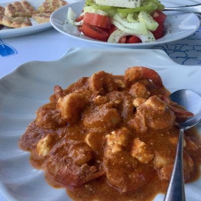 Grécke saganaki s feta syrom a krevetami.