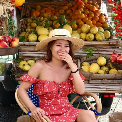 Mladá žena predávajúca ovocia v Amalfi.